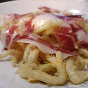 13. Pescadito frito con huevo y jamón
