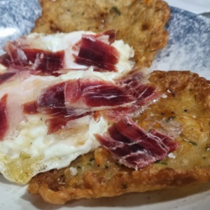39. Tortitas de Camarones con corral & virutas de ibéricos