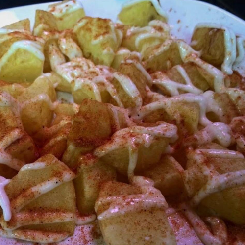 Bravas "con ajoaceite de casa"