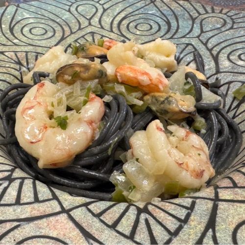 Espaguetis di nero con frutos del mar