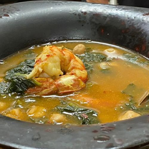 Potaje de garbanzos con espinacas y gambones