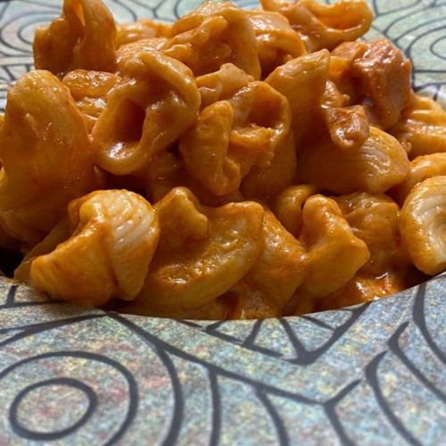 Tiburones de pasta con tomate y jamón