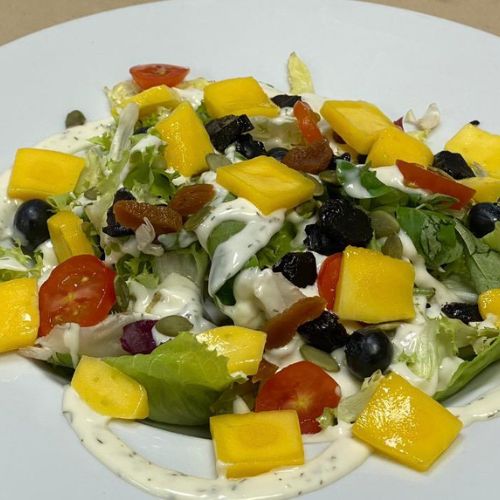 Ensalada con melocotón y frutos secos