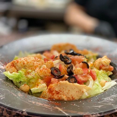 Ensalada de humus con cresta de gallo