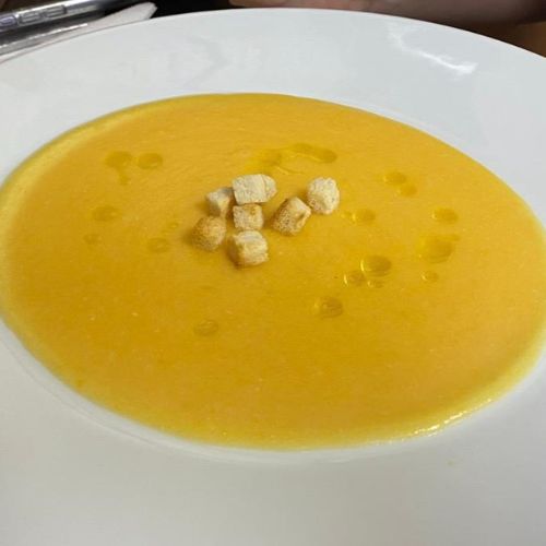 Crema fina de pechuga de pollo con costrones