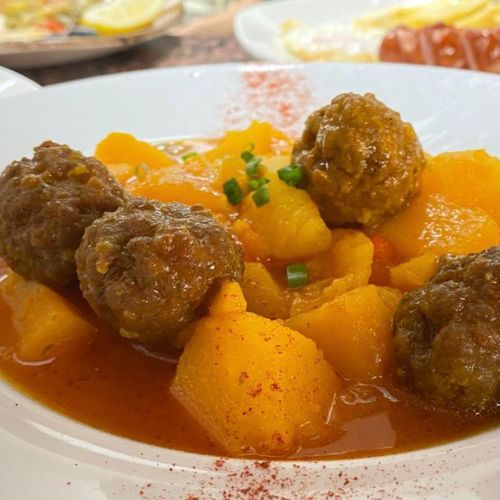 Guisado de albóndigas caseras de carne