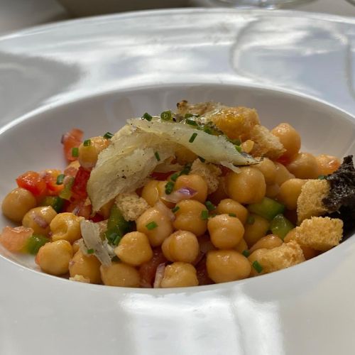 Bol de garbanzos con picadillo y bacalao