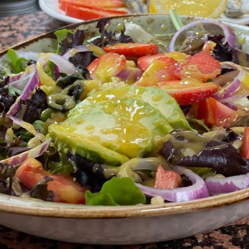 Ensalada con aguacate y fresas
