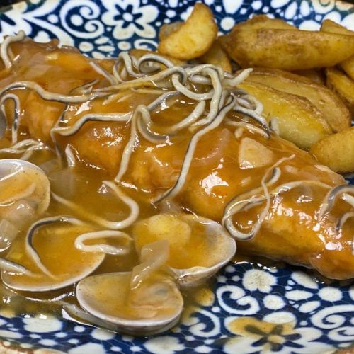 Filete de tilapia con gulas y almejas