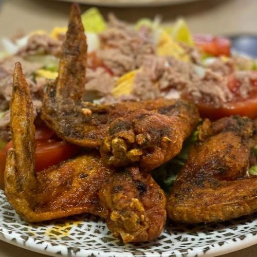 Alitas de pollo fritas al ajillo