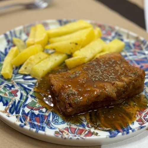 Lingote de cerdo asado al horno en su jugo