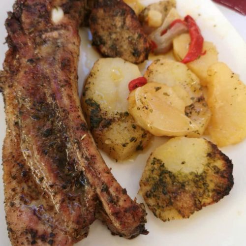 Costilla adobada de cerdo entera al horno